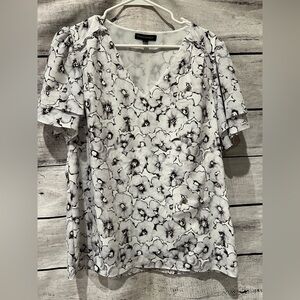 Banana Republic Black and White Floral V-Neck Blouse Lined Puff Short Sleeves